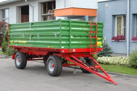 Przyczepa-rolnicza-PRONAR-T653.1-drabinka-umożliwająca-łatwy-i-bezpieczny-dostęp-do-skrzyni